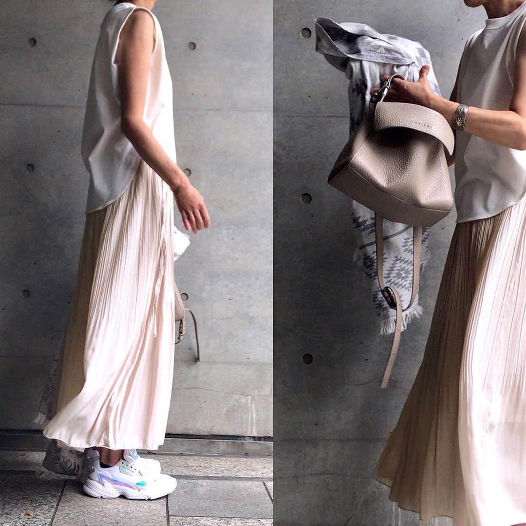 のインスタグラム：「. NEWSNAP ♦️Coordinate ・ 2020-07-22 ・ ニュアンストーンDiary6 ・ tops : #oud #fio skirt : #miran bag : #orciani accessory : #anthemforthesenses #インデアンクラフト  shoes : #adidas other : #pagani #aeliaanna ・ #kkcloset #kkshop #菊池京子 #kyokokikuchi #style #コーデ #coordinate #code #fashion #スナップ #snap #coordinate #ootd #wear #simple #カジュアル #natural  #happy #italy #ニュアンス」