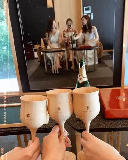 蒼井彩加のインスタグラム：「お昼から乾杯っ🥂 ぶんぶんはみこの役目✨ ぶんぶんってなんていうんだっけ？  #昼シャン　#champagne #hotsprings #girlsgirlsgirls  #trip #travel #girlstrip #travelgram #travelphotography  #癒し　#旅行　#女子旅 #ぶんぶん　#kp #動画　#makehappy #movie #followme #thankyou #ootd  #fashion #skm #raybrig #rq #2018」