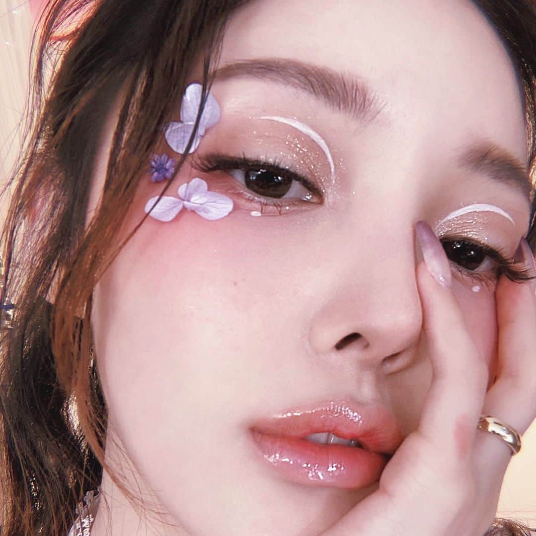 ポニーのインスタグラム：「예쁜 척 하고 있지만 아이롱에 새끼손가락 데인 박포니찡」