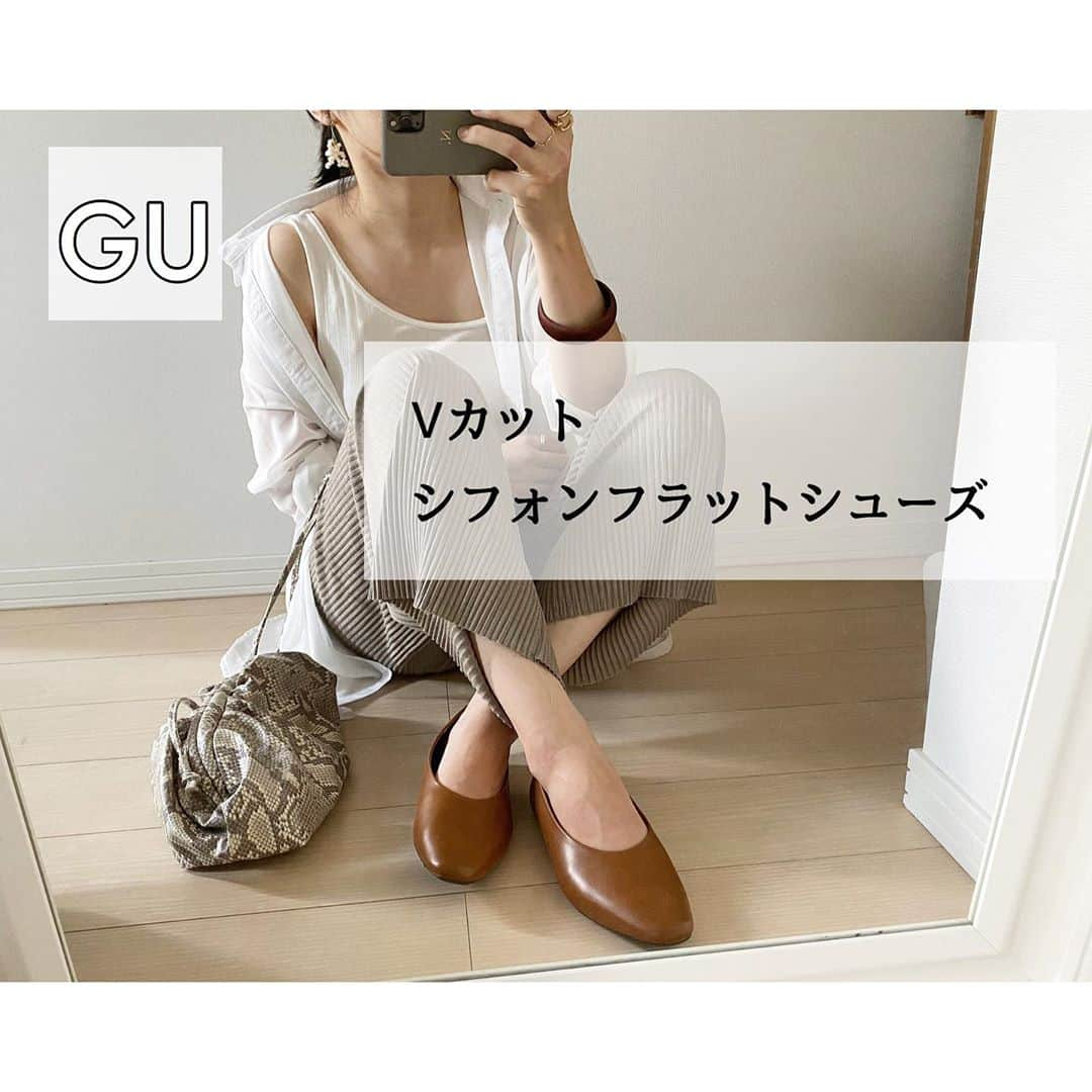 nanaさんのインスタグラム写真 - (nanaInstagram)「* GUの#vカットシフォンフラットシューズ かわいい🥰 ブラウンは年中使えるから一足持ってると便利です👟 * プチプラの靴ってかかとが硬かったりするけど、これは全体的に柔らかくて履きやすい👏🏻 * * Vカットシフォンフラットシューズ 36 BROWN ¥1690+税 * * * #gu #gu_for_all #gu_global #outfit #ootd #locari #guコーデ #大人gu部 #ジーユー #ジーユーコーデ #大人カジュアル #ママコーデ #ママファッション #30代ファッション #アラサーコーデ #フラットシューズ #コーデ #コーデ記録 #シアーシャツ #ベージュコーデ #ブラウンコーデ #淡色女子」8月5日 16時10分 - nana7_photo