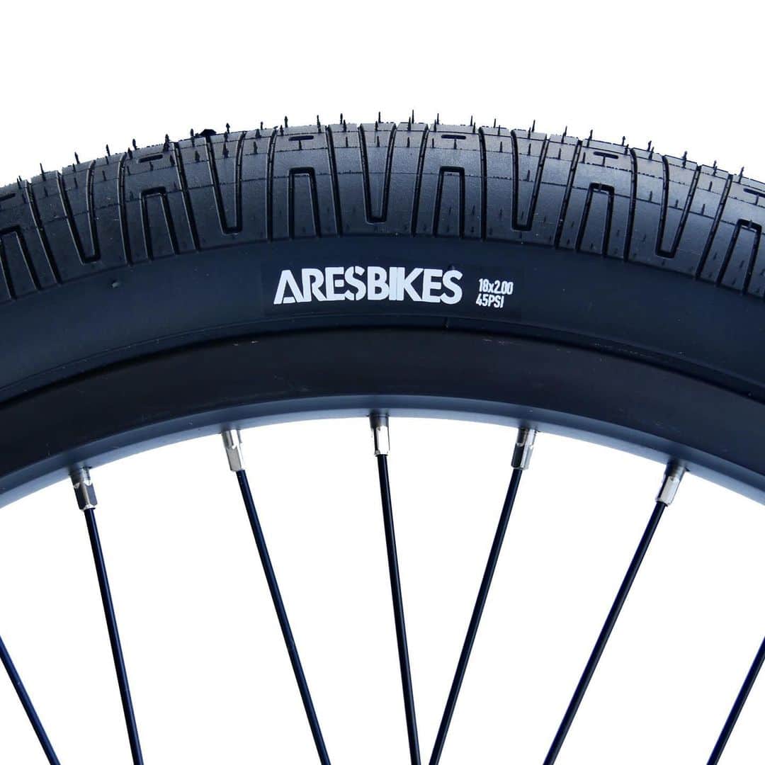 のインスタグラム：「8月末入荷予定のA-class 18inch tire 2.0 です！待ってくれたみんなもうすぐ日本に入荷です！ #aresbikes #bmx #tire #madeintaiwan🇹🇼 #aclasstire #flatland #freestylebmx #street #18inchbmx」