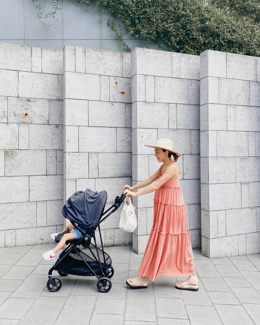 里見茜さんのインスタグラム写真 - (里見茜Instagram)「よく聞かれるマタニティ服ですが ほぼzaraのワンピースを着て過ごしてました😂🤍 楽で可愛いからほぼ毎日着てたかな⚪️  #zara#ootd#outfit #dress #pink#summer#maternityfashion #maternity﻿ #マタニティコーデ #マタニティ#妊婦服#夏服#10ヶ月」8月5日 16時04分 - satomiakane