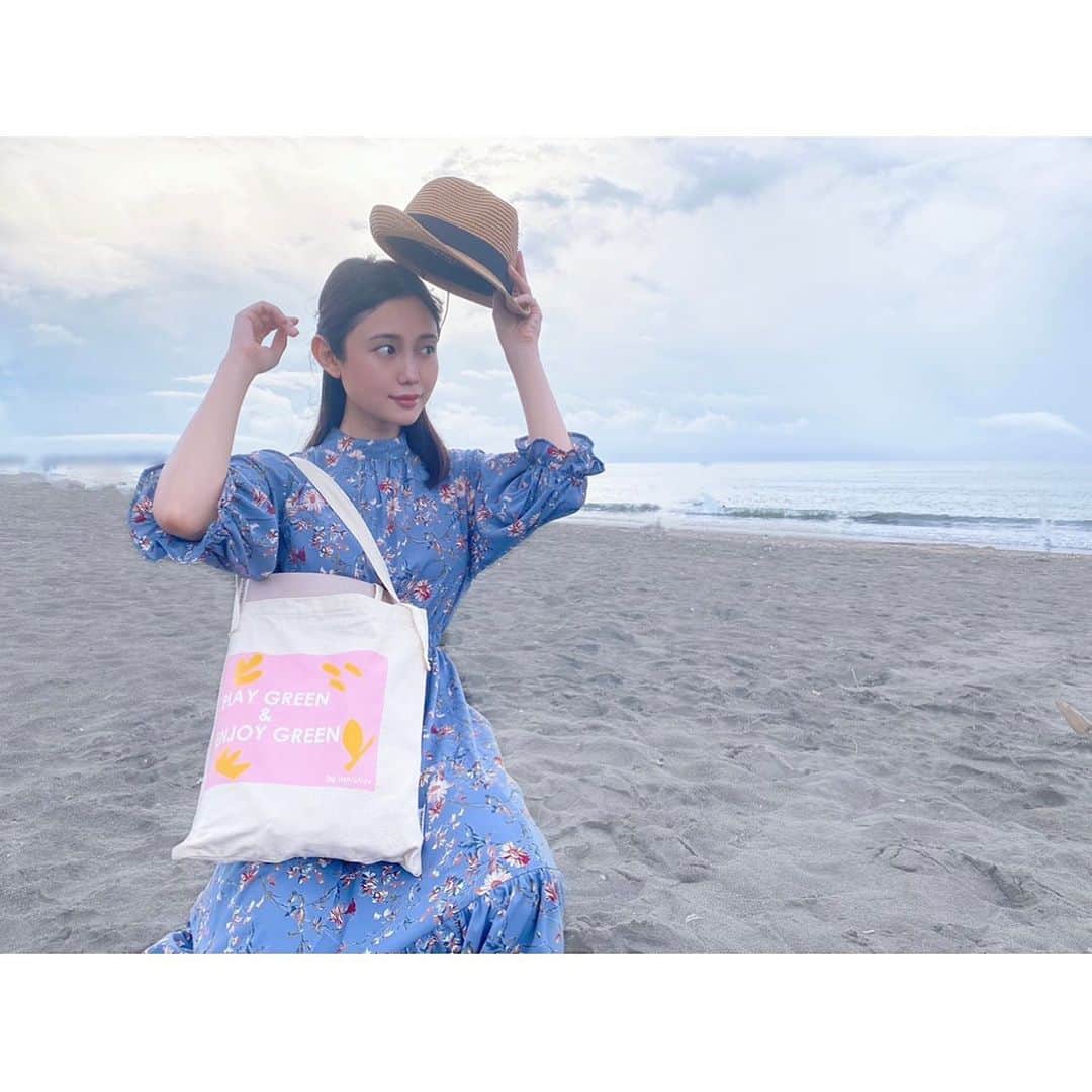 森ニーナのインスタグラム：「8月に数量限定で発売される『グリーンティーシード セラム Earth-Loving Limited Edition』を購入すると、私の愛するひよん😍がプロデュースした可愛いエコバッグがもらえますー❣️💓✨  なんか私まで嬉しいです🥺❤️笑 お散歩の時や、買い出しの時などによく使ってます💃  この導入美容液は1年半前くらいから何度もリピしてるくらい大好きでしっかり潤いチャージしてくれるので、いつものスキンケアで物足りないなーと感じてる方に是非おすすめしたい導入美容液です❣️❣️  今回の数量限定発売では大容量サイズ＆ボトルが分解できてリサイクルが簡単にできるようになっています🌿  環境にも優しい😭💓💓  完全に心持ってかれました。🥺w ちなみにイニスフリーでは使い終わった容器を店舗に持っていくとリサイクルしてくれポイントもくれます❣️ 知ってました❓😏❤️  #家の近くの海 #イニスフリー #pr #GreenTeaSerumPaperBottleLTDEdition #sustainable #earthlovingpackaging」