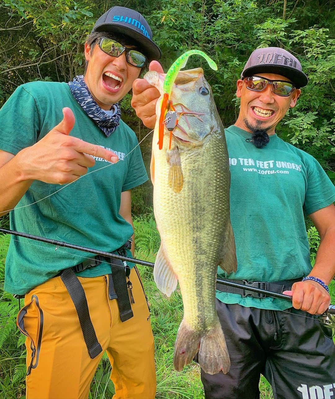 伊豫部健さんのインスタグラム写真 - (伊豫部健Instagram)「岡山県の出張の夕方は少しだけ時間が出来たので5時くらいからフィッシング(^^) @kameya.senoo  岡山県の10FTUスーパーディーラーのかめや釣具 妹尾店の入江っちに案内して頂きました♬ @takuro81  池の水はアオコ発生のステイン気味な水質だったので、アディ3/8ozのフラットスカート対応のFSクローダッドカラーにスキップシャッド4.8inの組み合わせで岸沿いを巻いてみる事に。 ノーバイトが続き、入江っちの足元に投げて護岸際を巻いてみるとドッカーンと49cmのハイクオリティなバスが飛び出した👍 やっぱり水質の悪い場所にはFSシリーズのアディが効きます👍 スカートのモワモワ感ハンパないから是非試してみて♬ 最高で楽しい時間をありがとう😊 皆さん、是非かめや釣具 妹尾店のバス担当者の入江っちに色々とアドバイスをもらってみてくださいね~♬  @10ftu_kiob_smpfishing  @10tenfeetunder_kiob  @se9rets  @zhanna_smpfishing  @obick_55  @ken_iyobe  @autogarage_omy  @kattobi_iyobe  @sunline_japan  @gary_international_kk  @shimanofishing_jp  @hayabusa_bass  @talex_fishing  @ringstar_1889  @mazda_jp  @skeeter_boats  @yamahaoutboards  #iyoken #kiob #Bin5 #セキュレッツ #イヨケン #伊豫部健 #10ftu  #10tenfeetunder  #10ftuスーパーディーラー #岡山県 #かめや釣具妹尾店  #10ftuチャンネル  #アディ #クローダッド #スキップシャッド48  #ライムフラッシュ」8月5日 16時07分 - ken_iyobe