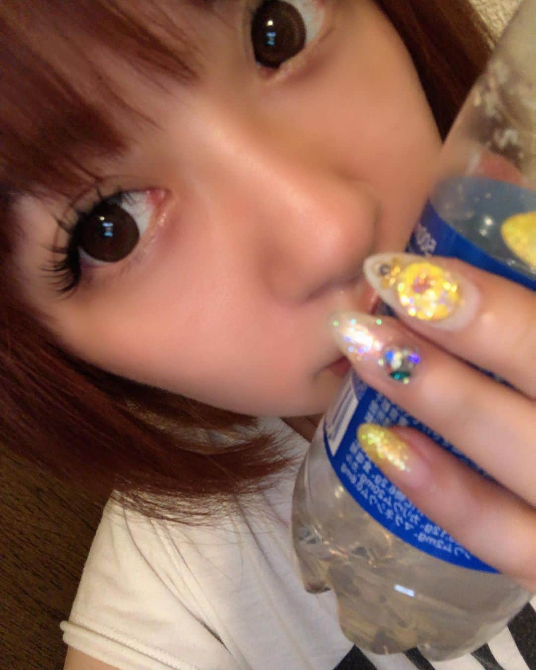 野崎鮎のインスタグラム：「笑っちゃうくらいの暑さだねー😆😆😆 マツエクのお直しへ✨ 半年ぶりにネイル💅🏼 ヒマワリちゃんだよー🌻🌻 ぷっくりDOMEnail✨ 気分転換完了😊😊😊 ちゃんとポカリスエットで水分補給🙌  #nail #夏ネイル #nailart #naildesign #nailstagram #summer #summernails #向日葵 #ひまわりネイル #黄色 #yellow #stonenails #ラメ #green  #オーロラ #vカットストーン #ネイル #マツエク #気分転換 #ポカリスエット #暑さに負けるな 👍」