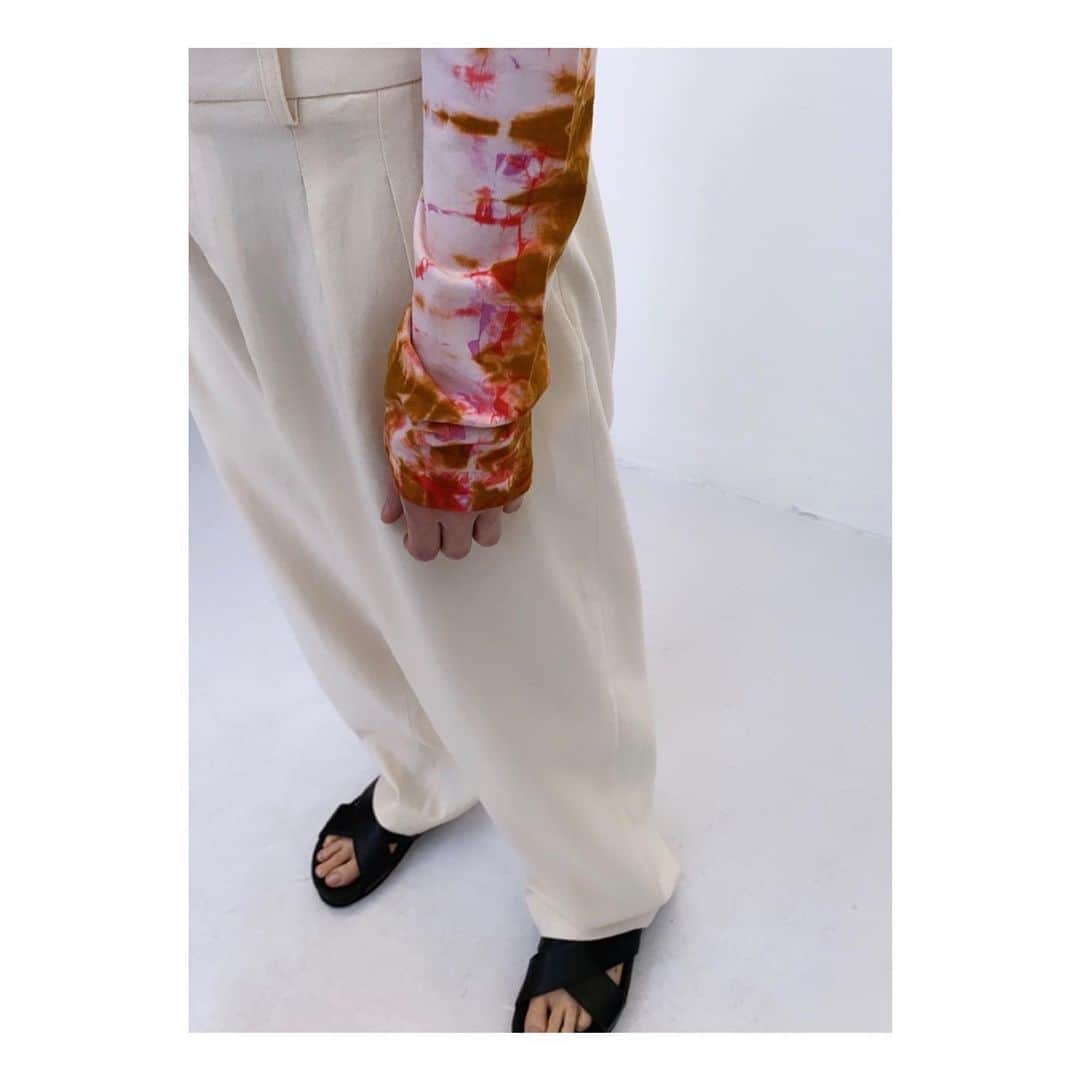 のインスタグラム：「August Wardrobe 💗🧡🤎🤍 #Tiedyetshirt #dianebaggypants #sandels #simpleluxary」