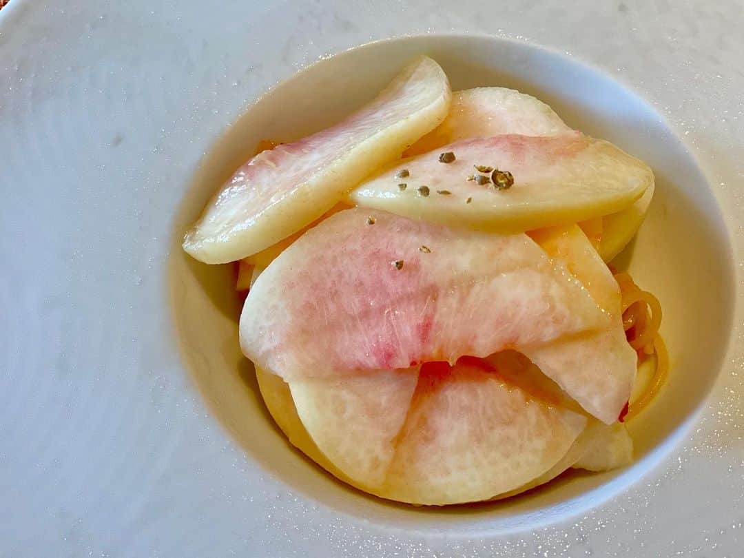 前川由希子さんのインスタグラム写真 - (前川由希子Instagram)「丸ごと桃🍑を1個使ったパスタ🍝  今日のランチミーティングは、 猛烈に気になったお店で。  桃の冷製スパゲッティーニは、 トマトの酸味と桃の甘さが 癖になりそう！  ランチはリゾット専門店だけあって、 旬の野菜がたっぷりのミートソースクリームリゾットも、すごく美味しい！ 霧島ポークのグリルは、 サクッとした歯応えと柔らかさ、 爽やかなソースが良き✨  デザートを桃のカキ氷に変更したら、 これがまた✨ ほぼ桃や🍑💕  美味しいランチとミーティングで、 お腹と美意識を刺激されました✨  @kimu_sho_  #桃のパスタ  #桃のスパゲッティ  #前日までに要予約  #リゾット  #桃のかき氷  #福岡ランチ  #ランチミーティング  #ご馳走様でした」8月5日 16時19分 - maekawa.yukiko
