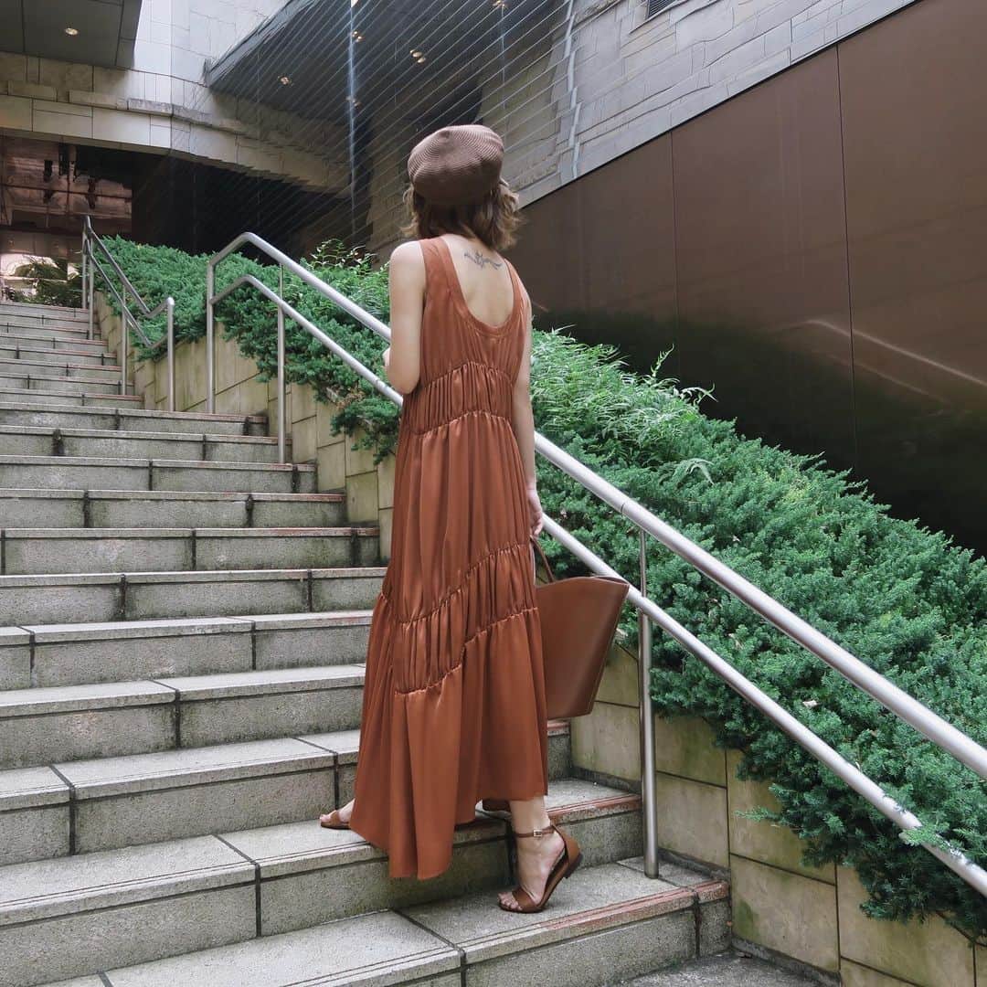 宮本沙恵さんのインスタグラム写真 - (宮本沙恵Instagram)「今日から通常販売！ 2色買いしたワンピース🤎 カジュアルすぎない絶妙な生地感。私服にもパーティーにも使えるカッコイイドレス。 . . 透けなし🙆‍♂️ #myshawty#dress#daydress#サテンワンピース」8月5日 16時12分 - saebi