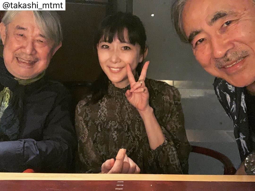 安珠のインスタグラム：「7月に半年ぶり松本兄と天野っちだった🍽 誕生日🎁家宝  --------------------------------  7月は久々の仕事をやり終えてから、仲良し3人組で白金のロマンティコで食事。毎年、天野さんが描いてくれるぼくと安珠の似顔絵をありがたくいただく。食べ終わり品川駅へ。夜空にドーンと音がして、あー、どこかで見えない花火がと、すこしセンチになった。」