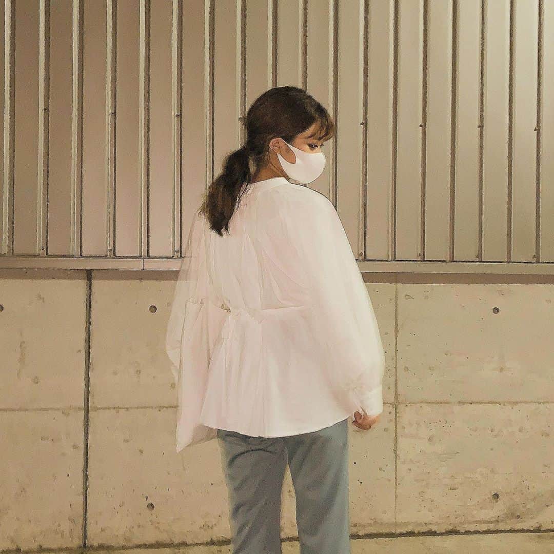前田亜美のインスタグラム：「. . 7月は寒かったり暑かったりする日々で気温差にやられて、そろそろ冷房で風邪ひきそうなので @openclose_official  のブラウス着る。. . . 徐々に薄着になる感じを楽しむの。笑   #ami私服 #私服」