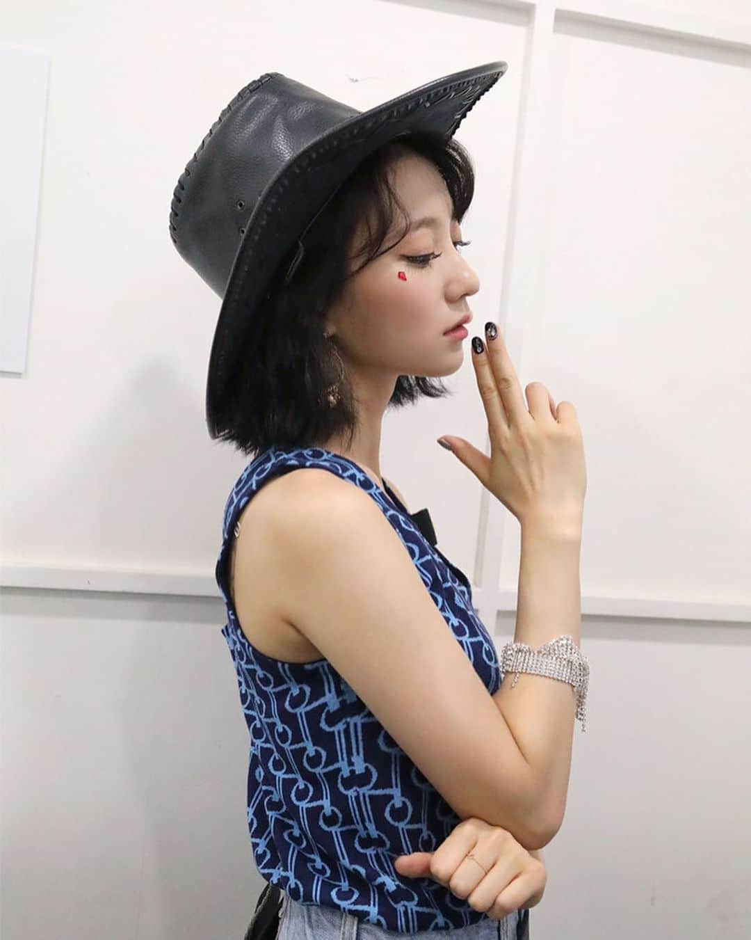 ビニのインスタグラム：「200730 오마이걸 Diary 111Page – 살짝 설렜어 뮤직뱅크 상반기결산 Story (OH MY GIRL Diary 111Page - ‘NONSTOP’ Music Bank Mid-Year Special Story)⁣⁣ #비니mv⁣⁣ ⁣⁣ 시크함 뿜뿜⁣ 미라클을 살짝 설레게 만들 윙크!⁣ 다들 비니에게 반했나윱?♥⁣ ⁣ Chic, Boom Boom⁣ Wink that makes miracles heart flutter!⁣ Have you all fell in love with Binnie? ♥」