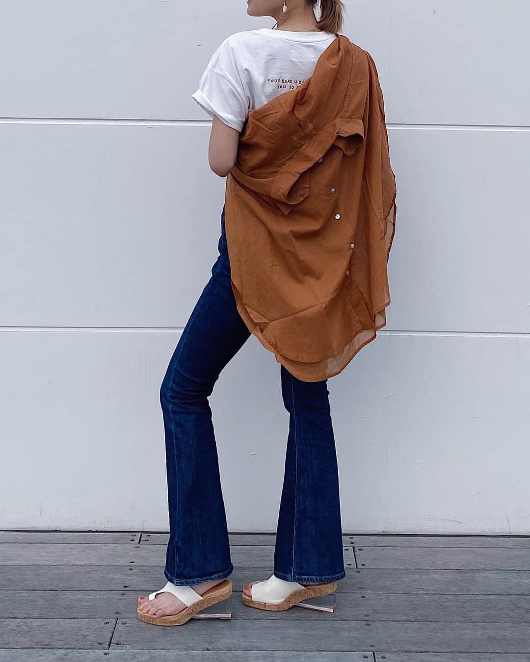 Ungrid staff snapさんのインスタグラム写真 - (Ungrid staff snapInstagram)「. ''ピオレ姫路店 ANNA (@anna_yoshimoto_) 164cm'' . 透け感が可愛いシャツはタンクやTeeの 上にさらっと羽織ってもアレンジして肩掛けしても 使える万能アイテム✨ . 本日ZOZOTOWNにて 24時間限定¥2,000クーポン発行中🛒 . #コットンシアールーズシャツ キャメル ¥7,700(tax in)→¥5,700(tax in)❕ . #刺繍ショートTee オフホワイト ¥4,400(tax in)→¥2,400(tax in)❕ . #ストレッチフレアデニム ブルー/24インチ ¥15,400(tax in)→¥13,400(tax in)❕ . ＠ungrid_staffsnap #TOPページURLよりチェック✔︎ アイテム詳細はタグをご覧下さい🏷 . #ungrid #ungrid_staffsnap #casual #code #styling #staff #fall #new #ungriddenim #カジュアル #スタッフ #コーデ #スタイリング #夏 #夏コーデ #シンプル #シャツアレンジ #シアーシャツ #ルーズシャツ #刺繍 #ロゴTee #フレアデニム #ストレッチデニム」8月5日 16時30分 - ungrid_staffsnap