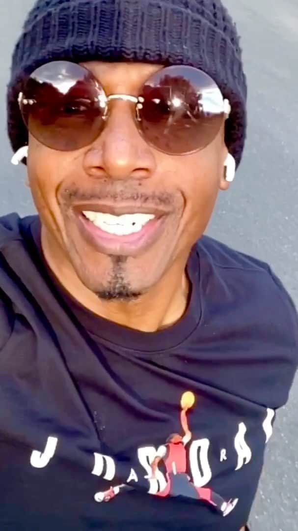 MCハマーのインスタグラム：「🎤👑🕺🏾 👑 Yesterday is gone,Tomorrow is not promised so I’ll just take this moment and “Feel Good” 🕺🏾👑 💃🏿 #FeelGood」