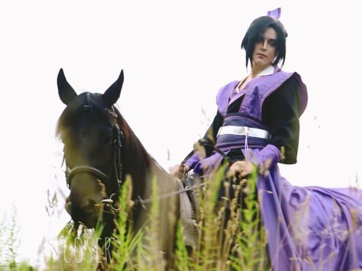 Gesha Petrovichのインスタグラム：「Enjoy ❤️ YouTube ❤️https://youtu.be/sB_B8pcJQCA Jiang Cheng from Mo Dao Zu Shi backstage video 💜 Video by @diemaru Wig @geshacos Costume by @uwowo_cosplay @uwowocosplay Horse Basya from @ksk.gloria ❤️」