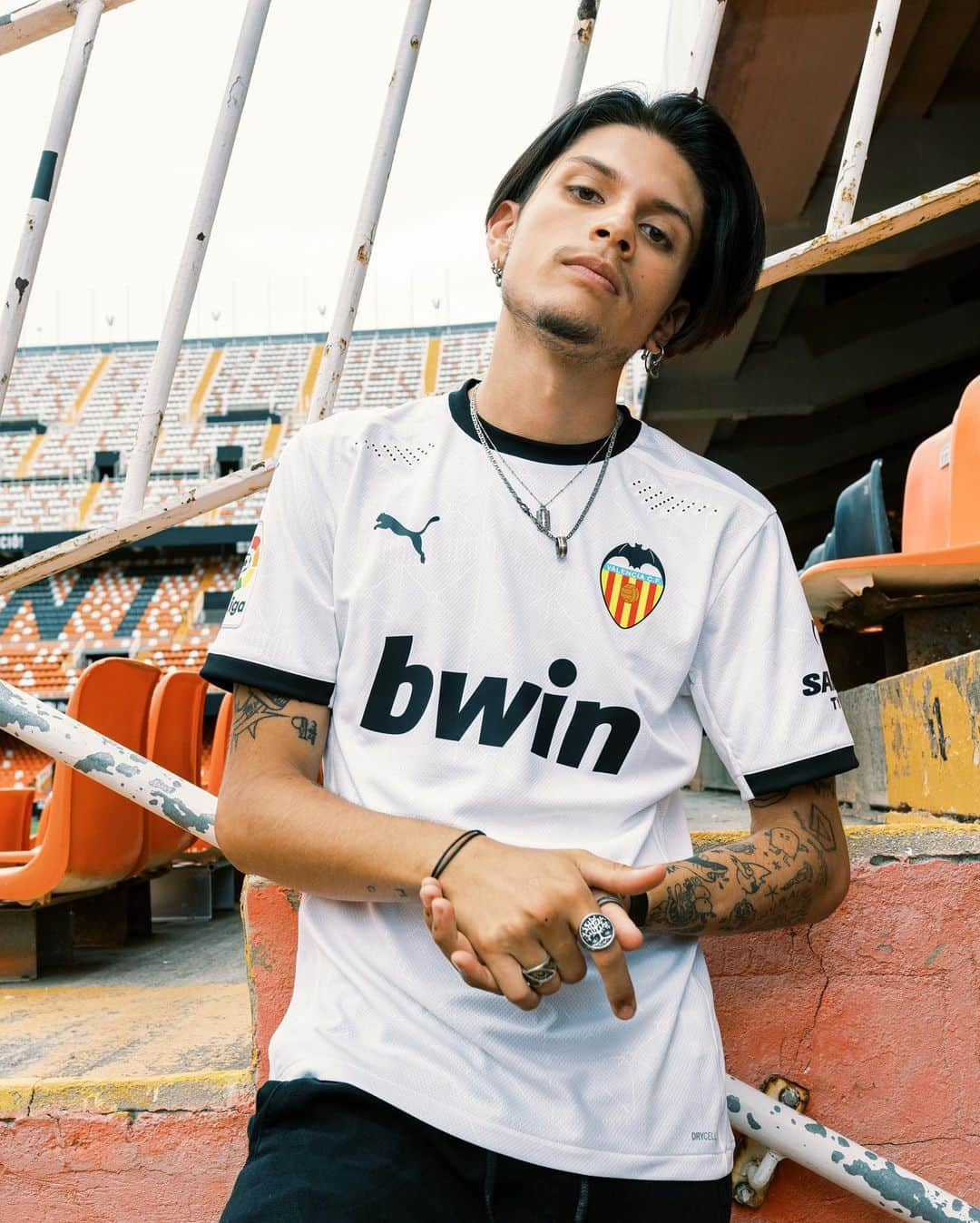 PUMA Footballさんのインスタグラム写真 - (PUMA FootballInstagram)「Ask for 1️⃣, you get 3️⃣   The 20/21 @valenciacf kits are here 🦇🍊🌊」8月5日 16時33分 - pumafootball