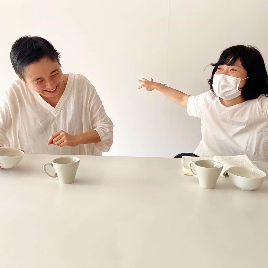 渡辺有子のインスタグラム：「梅雨明けした太陽のようなふたりと『& premium』連載撮影。 元気になるよぉ、いつもありがとう！来月号はおひつの話。 #andpremium」