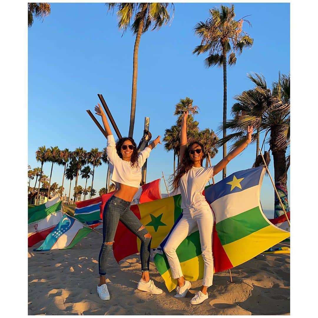 ジェラ・マリアーノのインスタグラム：「Welcome to LA living my fellow spicy Sagittarius @heidydelarosa sorry about the earthquakes, but we have some major sunsets & vibes ~ NYC we still love you, just from afar! 🌴💃🏽💃🏽☀️」
