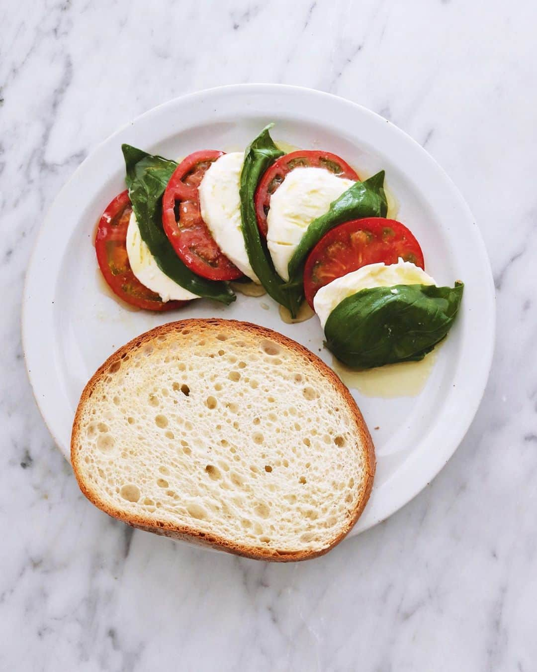 樋口正樹さんのインスタグラム写真 - (樋口正樹Instagram)「Insalata Caprese . 朝食にパンとカプレーゼ。 トマトとモッツァレラと バジルの組み合わせって 不思議なくらい相性良く ほんと美味しいですよね。 . パンはタカキベーカリー 石窯ホワイトブレッドで 見た目シンプルですけど 小麦の甘みと旨みが濃く、 でも軽くて朝向きなパン。 フレッシュなサラダにも とっても合うパンですよ。 👉@takaki_bakery_official . . #カプレーゼ #モッツァレラチーズ #パンとサラダ #朝ごパン #朝食 #新商品 #タカキベーカリー #石窯パン #パンのある暮らし #パンのある生活 #パン部 #パンスタグラム #パン大好き #パン好きな人と繋がりたい #takakibakery #caprese #insalatacaprese」8月5日 7時43分 - higuccini