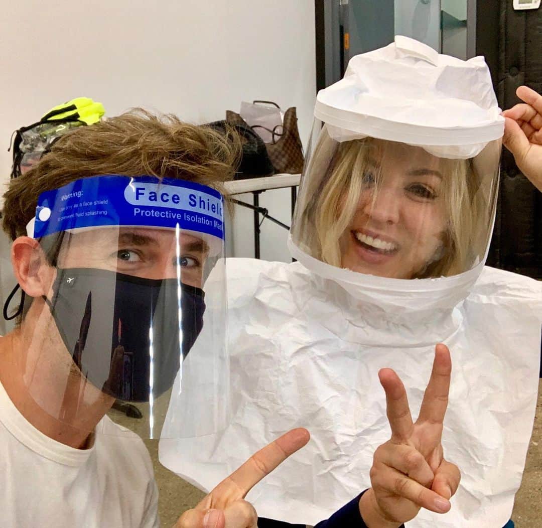 ブラッド・ゴレスキーのインスタグラム：「Managed to style a shoot with @kaleycuoco today without touching her. 😷❤️」