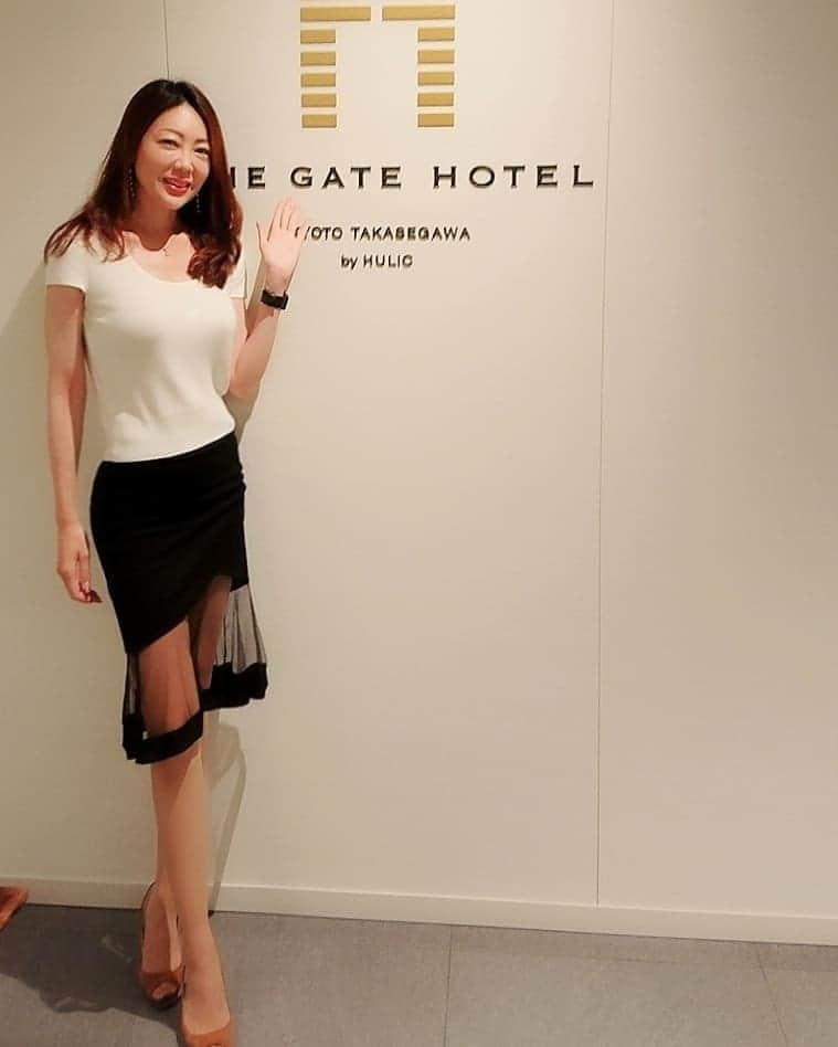 今堀恵理さんのインスタグラム写真 - (今堀恵理Instagram)「京都木屋町通に7月にオープンした  @gatehotelkyoto  さんの8階の  レストラン、オールダイニング『Anchor Kyoto』さんで素敵女子の  @monaco1106 さんと  ランチしました こちらは 東山の景色をパノラマで一望 京都らしさ京都の良さが一望 大文字も目の前、桜、紅葉、新緑も京都の四季をしっかり見えます 京都の食材を生かしたお料理が出ます テラス席もあり、夜にバーとしてもカジュアルな雰囲気  ここ 「ザ・ゲートホテル京都高瀬川by HULIC」さんは河原町から徒歩3分という立地、待ち合わせにも便利ですよ  私のコーデは お洋服は CHANEL 時計は パネライ ピアスは @deardevilmini_official  です  #ゲートホテル京都高瀬川 #kyoto #美st #京都ランチおすすめ」8月5日 7時49分 - eriimahori