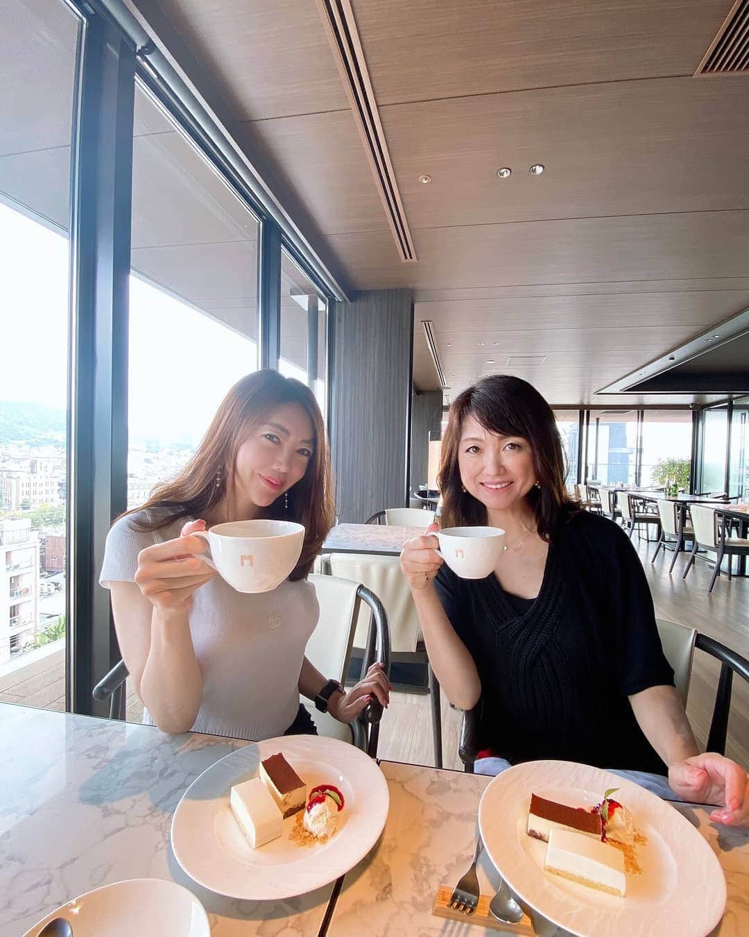 今堀恵理さんのインスタグラム写真 - (今堀恵理Instagram)「京都木屋町通に7月にオープンした  @gatehotelkyoto  さんの8階の  レストラン、オールダイニング『Anchor Kyoto』さんで素敵女子の  @monaco1106 さんと  ランチしました こちらは 東山の景色をパノラマで一望 京都らしさ京都の良さが一望 大文字も目の前、桜、紅葉、新緑も京都の四季をしっかり見えます 京都の食材を生かしたお料理が出ます テラス席もあり、夜にバーとしてもカジュアルな雰囲気  ここ 「ザ・ゲートホテル京都高瀬川by HULIC」さんは河原町から徒歩3分という立地、待ち合わせにも便利ですよ  私のコーデは お洋服は CHANEL 時計は パネライ ピアスは @deardevilmini_official  です  #ゲートホテル京都高瀬川 #kyoto #美st #京都ランチおすすめ」8月5日 7時49分 - eriimahori