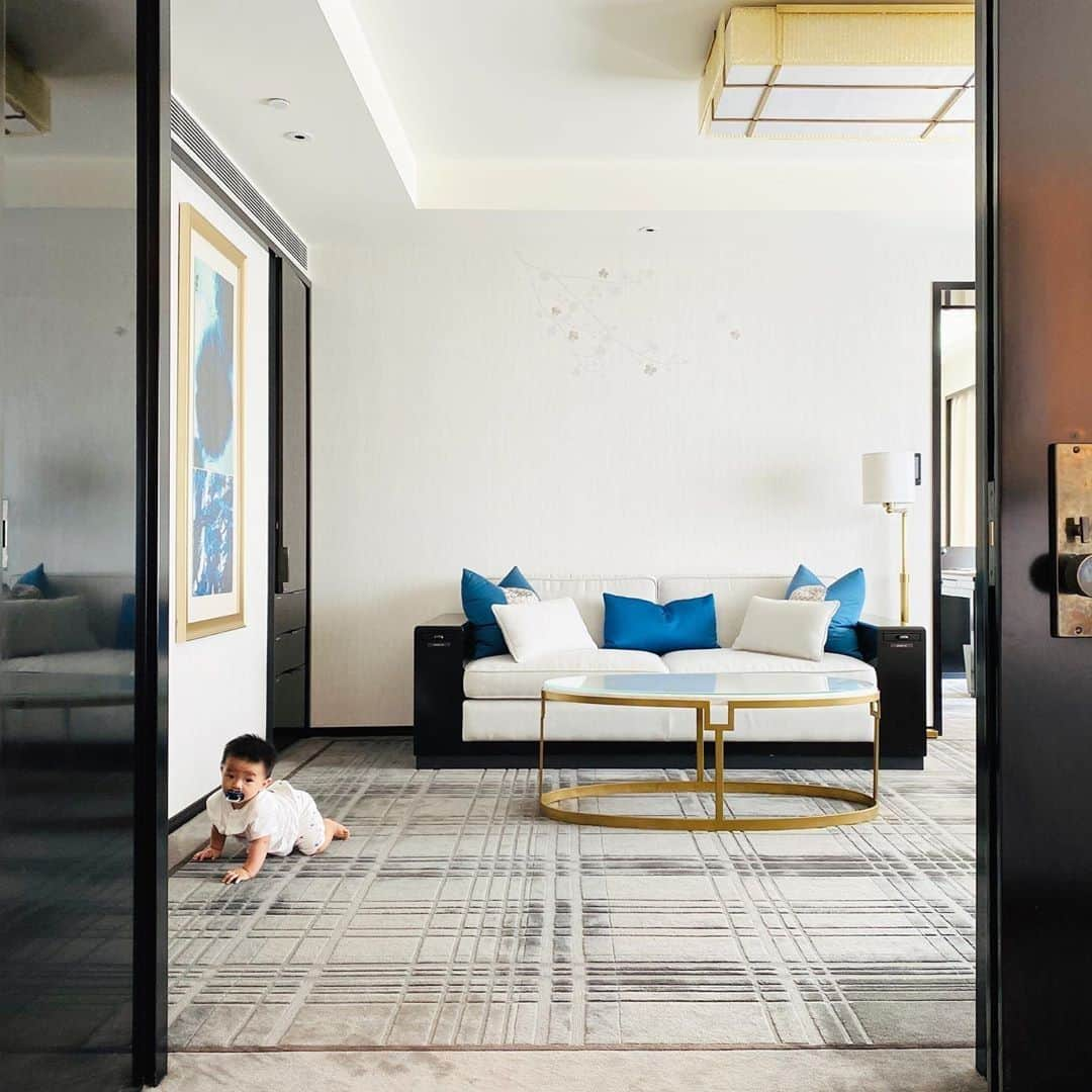 The Peninsula Hotelsさんのインスタグラム写真 - (The Peninsula HotelsInstagram)「As @kakacheungkawai’s adorable little one demonstrates, there’s plenty of room to roam in-suite at @thepeninsulabeijing. #penfamilies⁣ ⁣ ⁣ ⁣ ⁣ ⁣ #peninsulahotels #luxuryhotelexperience #luxuryexperience #fivestarservice #fivestarhotel #peninsulastay #beijing」8月5日 7時56分 - peninsulahotels