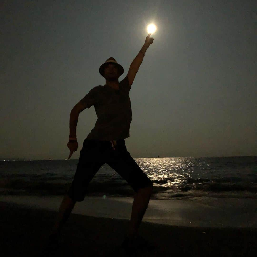 セイン・カミュのインスタグラム：「Beautiful full Moon 🌕  last night❣️😆 #thanecamus #fullmoon #moonatthebeach #fullmoonnightfever #blessings」