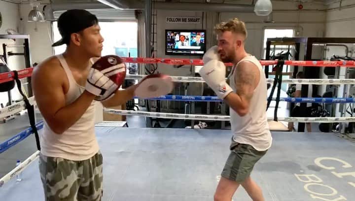 のインスタグラム：「Making progress 🥊🥊with @julian_chua」