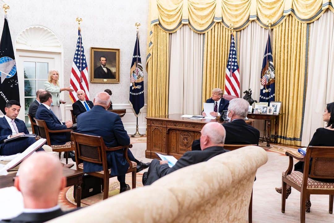 ドナルド・トランプさんのインスタグラム写真 - (ドナルド・トランプInstagram)「Great meeting today with the CoronaVirus Task Force in the Oval Office. Stay informed at: CoronaVirus.gov.」8月5日 8時02分 - realdonaldtrump