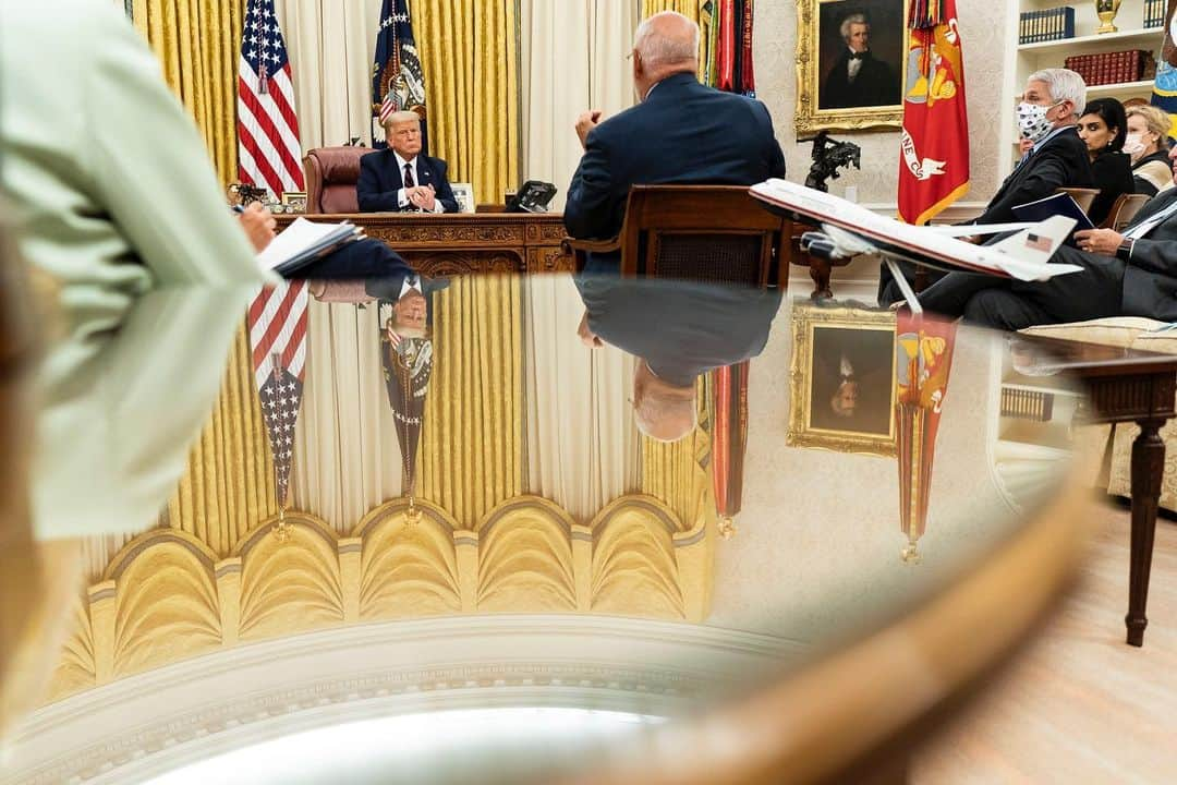 ドナルド・トランプさんのインスタグラム写真 - (ドナルド・トランプInstagram)「Great meeting today with the CoronaVirus Task Force in the Oval Office. Stay informed at: CoronaVirus.gov.」8月5日 8時02分 - realdonaldtrump