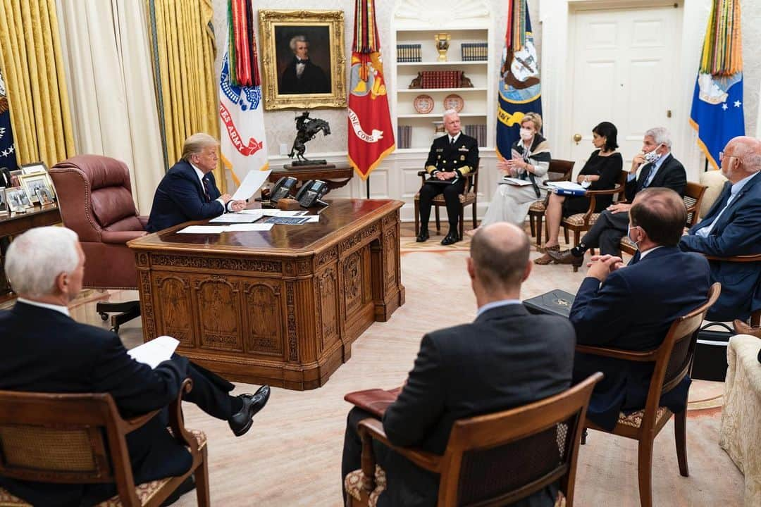 ドナルド・トランプさんのインスタグラム写真 - (ドナルド・トランプInstagram)「Great meeting today with the CoronaVirus Task Force in the Oval Office. Stay informed at: CoronaVirus.gov.」8月5日 8時02分 - realdonaldtrump