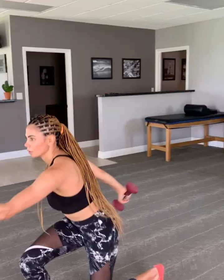 サミラ・ニコレットのインスタグラム：「Setbacks into comebacks. 3 months post surgery 💪🏻」