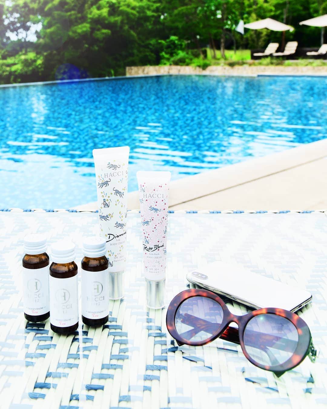 HACCI officialさんのインスタグラム写真 - (HACCI officialInstagram)「サンサンと降り注ぐ太陽、キラキラ光る真っ青なプール。やっと夏色気分です！！ ハニースノーで体の中から先回りケア。UVボディでパーツごとに輝きを纏いながらしっかり美白を守りましょう。 夏のレディの必需品です。  Bright sunlight and shining water of the pool. UV Protection items from within and out are a lady's must haves in summer.  #hacci #honey #bee #beauty #innercare #honeycosmetics #madeinjapan #honeysnow #beautydrink #whitening #brightening #suncare #beautyfromwithin #uvprotection #sunscreenmilk #sunscreen #sunshine #はちみつ #はちみつコスメ #スキンケア #インナーケア #ハニースノー #UVボディ #パーツケア #紫外線 #透明感 #日焼け止め #uvケア #太陽」8月5日 8時07分 - hacci_official