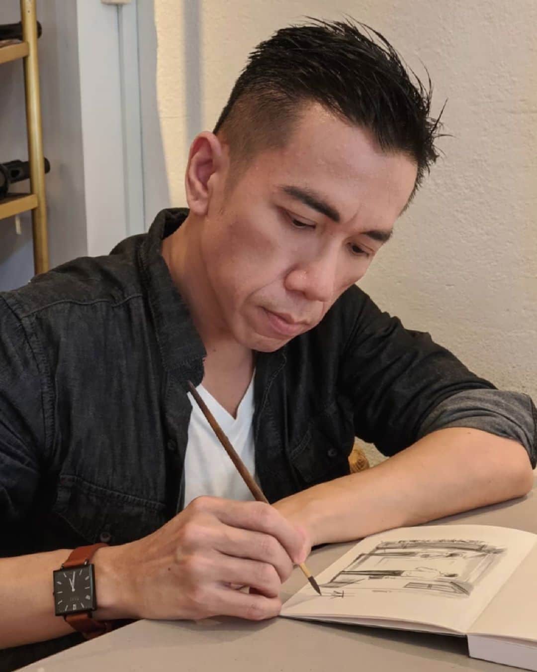 Maker's Watch Knot SGさんのインスタグラム写真 - (Maker's Watch Knot SGInstagram)「Happy mid-week!⠀ ⠀ @seanlam_artist putting the finishing touches to "a time for love" illustration work inspired by #knotsg. ⠀ ⠀ He is #watchrobe SQ-32BKBK1 ($225.00) quartz series paired with ST1-18BRSV ($65.00) @tochigi_leather_official strap.⠀ ⠀ Available in shops and sg.knot-designs.com.⠀ ⠀」8月5日 8時19分 - knot_singapore