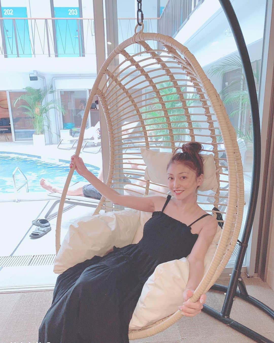 のインスタグラム：「海から帰ってきたら夕方までゆっくりまったり… こちらの空間で！ ゆっくりできる空間と色合いやソファー感もすごく落ち着くのですごく好き… そして夜は茅ヶ崎の街を散策。 茅ヶ崎は下町感あり歩くたびに行きたいお店ばかり！今回は6軒ほど巡りましたのでそちらは… @ami_nakagawa_amyuran アミュランで！ @ami_nakagawa_  @8hotel_chigasaki  @erichin73  #中川愛海 #茅ヶ崎 #茅ヶ崎グルメ #8hotel #8hotelchigasaki」
