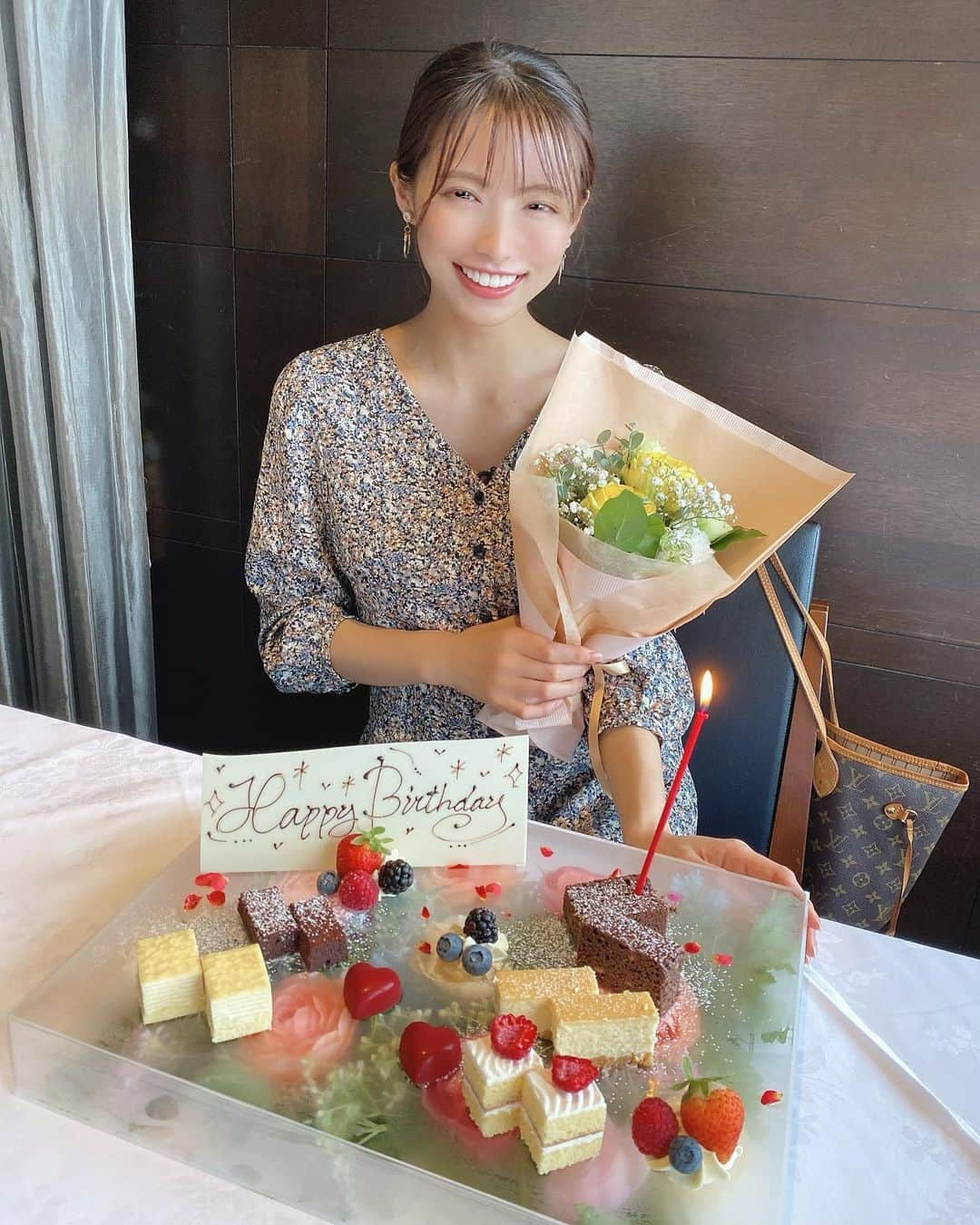 橘沙奈さんのインスタグラム写真 - (橘沙奈Instagram)「* いつの間に8月😳！ 先月は誕生日という事もあって、 たくさんお祝いして頂きました🎂✨ 本当にありがとうございました🙇‍♀️ お祝いコメントもたくさんありがとう🥰！ * * 節目の歳に幸せなスタートをきれました🏃‍♀️♪ 周りに支えられてるからそれを当たり前と思わずに、 周りの人を大事にそして感謝して日々過ごさなきゃと 節目の時に改めて想う。 みんなが居ないと頑張れないし、 元気になれないから😂！！ やっぱり周りの応援が原動力💪 * * マイペースで人見知りで不器用で自分の気持ちを言うのが苦手な私にも関わらず、仲良くしてくれる友達、色々察していつも話聞いてくれて元気づけてくれる友達、いつも味方で居てくれる家族、優しい事務所の方、癒してくれるうめちゃん🐈 ほんとに感謝しかない🙏✨ * * そしてSNSでのみんなからのコメントも すっごく元気貰ってる☺️ いつもありがとう(´ω｀*)💓 * * 長いけど自分の中で大事な想いだから書いたよ🙈 今からどんどん暑くなるから、 熱中症とコロナに気をつけて元気に頑張ろうねっ🤗！ * * * * * * * * * * #バースデー月間終了 #8月 #心機一転 #大好きな夏  #アフタヌーンティー #バースデーケーキ #バースデープレート #ありがとう #afternoontea #birthdaycake #birthdayplate #happybirthday #flower #flowercake #sweets #薔薇 #🎂 #🥀」8月5日 8時12分 - an.an.0706