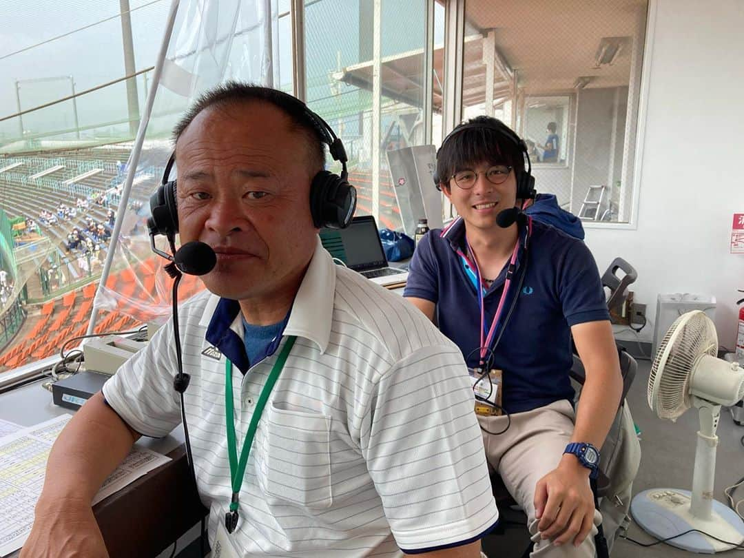 江間丈さんのインスタグラム写真 - (江間丈Instagram)「#高校野球 やっぱり夏はいいですね⚾️ 昨日は準決勝 今日はいよいよ決勝です✨ 創部100年を超える伝統校同士の 鳴門-徳島商の一戦です‼️ 四国放送ラジオで生中継しますので お聴きください😊 【解説】佐々木健一さん 　　　　（元中日ドラゴンズ） 【実況】江間丈 【会場】オロナミンC球場 ※今年は関係者以外は入れません  ※写真は昨日の解説の小泉さんと  #決勝戦 #鳴門 #徳島商業  #独自大会 #徳島 #生放送 #実況 #スポーツ #四国放送 #ラジオ #オロナミンC #ラジコ」8月5日 8時29分 - ema_takeru_official