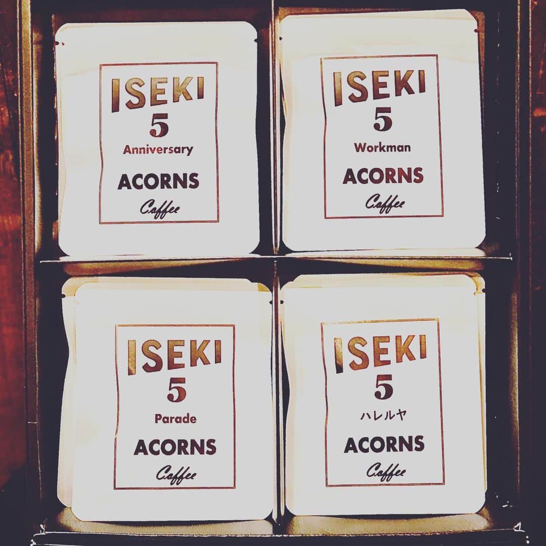 ISEKIのインスタグラム：「本日より販売開始☕️✨ KINGのソロ活動5周年をイセキコーヒーでも振り返ってみてください👑  #iseki #ソロ活動5周年㊗️  #イセキコーヒー #エイコーンズ  #エイコーンズコーヒー」