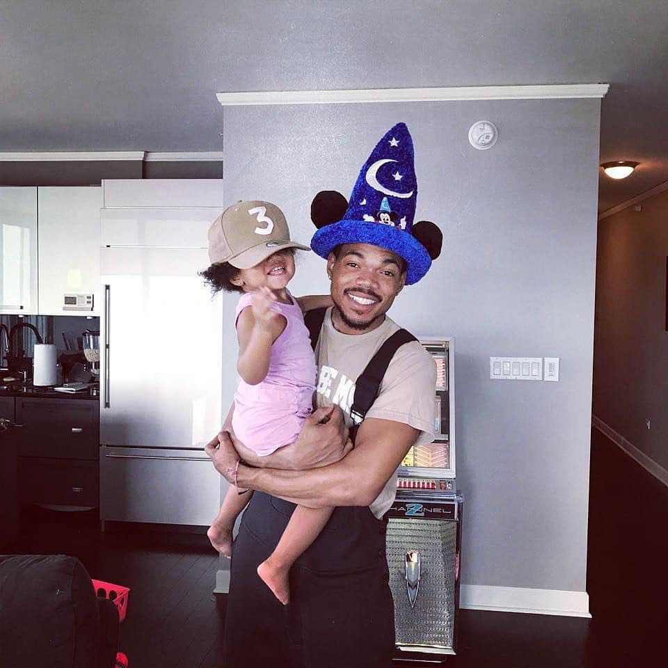 E! Onlineさんのインスタグラム写真 - (E! OnlineInstagram)「Chance the Rapper is using this time amid the BLM movement to share some very important lessons for his little girl, Kensli: "Black power is her superpower." 🖤 (📷: @chancetherapper)」8月5日 8時46分 - enews