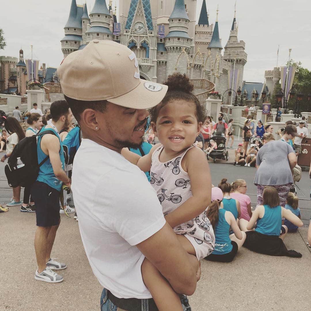 E! Onlineさんのインスタグラム写真 - (E! OnlineInstagram)「Chance the Rapper is using this time amid the BLM movement to share some very important lessons for his little girl, Kensli: "Black power is her superpower." 🖤 (📷: @chancetherapper)」8月5日 8時46分 - enews