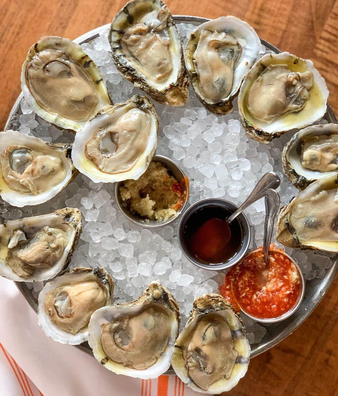 Food & Wineさんのインスタグラム写真 - (Food & WineInstagram)「We'll take a dozen! 😍 Tap the link in our bio if you're thinking of recreating this spread at home; there are easy—if not somewhat unorthodox—ways to open oysters that don’t involve shucking them with an oyster knife. 🦪 📷: @carolineschnapp」8月5日 8時56分 - foodandwine