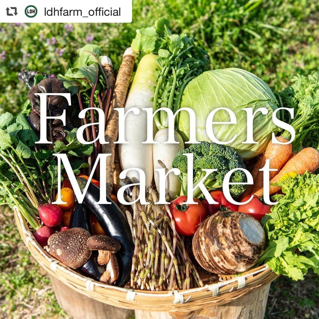 LDH kitchenさんのインスタグラム写真 - (LDH kitchenInstagram)「. @ldhfarm_official . 🚛〜LDH farm〜🚛 ・ 《Farmers Market》 ・ 【信州さみずの無添加果汁100％りんごジュース🍎】 ・ 「1日1個のりんごは医者いらず」と言われるほど栄養価が高く健康に良いです‼︎・ そのまま食べてもおいしい完熟りんごのみ使用して、防腐剤や着色料やビタミンCなどは一切使用しないで作ったジュースです🍹・ 暑い日には、冷凍庫にいれてリンゴシャーベットにしても最高です✨ ・ りんごは便秘解消に効果的な食物繊維がたっぷり！・ 特に皮の部分に多く含まれているので皮ごと食べると良いです🎶・ 強い抗酸化ポリフェノールを持つ「ポリフェノール」も豊富で、血液促進や美肌効果や肥満予防効果、口臭や虫歯予防などの効果も期待できるそうです🤔・ また、繊維成分である「ペクチン」は整腸作用を促し中性脂肪を減らし、血糖値の上昇も抑制してくれるそうです🧐・ 体内の塩分を排出する働きをもつ「カリウム」も多く、むくみ予防にも効果的👍🏽 ・ りんごは生のまますりおろしても加熱しても栄養がほとんど変わらないと言われています🍎・ ペクチンは加熱することで生のものよりも抗酸化力が9倍も増えるそうです‼︎ ・ 【公開されている情報】・ 国立研究開発法人 農業・食品産業技術総合研究機構 ・ 「りんご」のお話・ https://www.naro.affrc.go.jp/publicity_report/season/006523.html ・ ・ LDH farmでは、全国の素晴らしい生産者との取り組みとして、産地直送の農産物を販売しております。・ ・ 注文方法や詳細は、LDH farmのホームページより、ご確認ください。 ・ 【商品内容】 信州さみずの無添加果汁100％りんごジュース(1000ml×6本)・ サンふじりんご90％・その他10％（秋映・シナノスイート・シナノゴールドなど）をミックスしたオリジナルジュース・ 他では味わえないコクと甘みがあり、添加物を入れず、早採りをせず完熟したおいしいりんごをそのまま絞ったジュースです🍹・ お子様からご年配の方まで安心しておいしくお飲みいただけます😋・ 5,549円(税込5,993円) ・ 【送料】・ 送料無料🚛 ・ 【生産地】・ 長野県上水内郡飯綱町 ・ 【収穫・発送時期の目安】・ 通年販売 ・ 【保存方法】・ 開封前は常温保存できます。・ 開封後は冷蔵庫にて保管してください。 ・ ・ ■ご注文：LDH farm（https://www.ldhfarm.co.jp/product/） ・ __🍎🍎🍎🍹🍹🍹__ ・ @ldhfarm_official ・  のプロフィールURLからご購入いただけます🤗  ____________________________________ #LDHfarm #FarmersMarket #おうち時間 #LDHJAPAN #LDHkitchen #長野 #農家 #マルヤマフルーツ農園 #りんご #リンゴジュース」8月5日 8時59分 - ldhkitchen_official