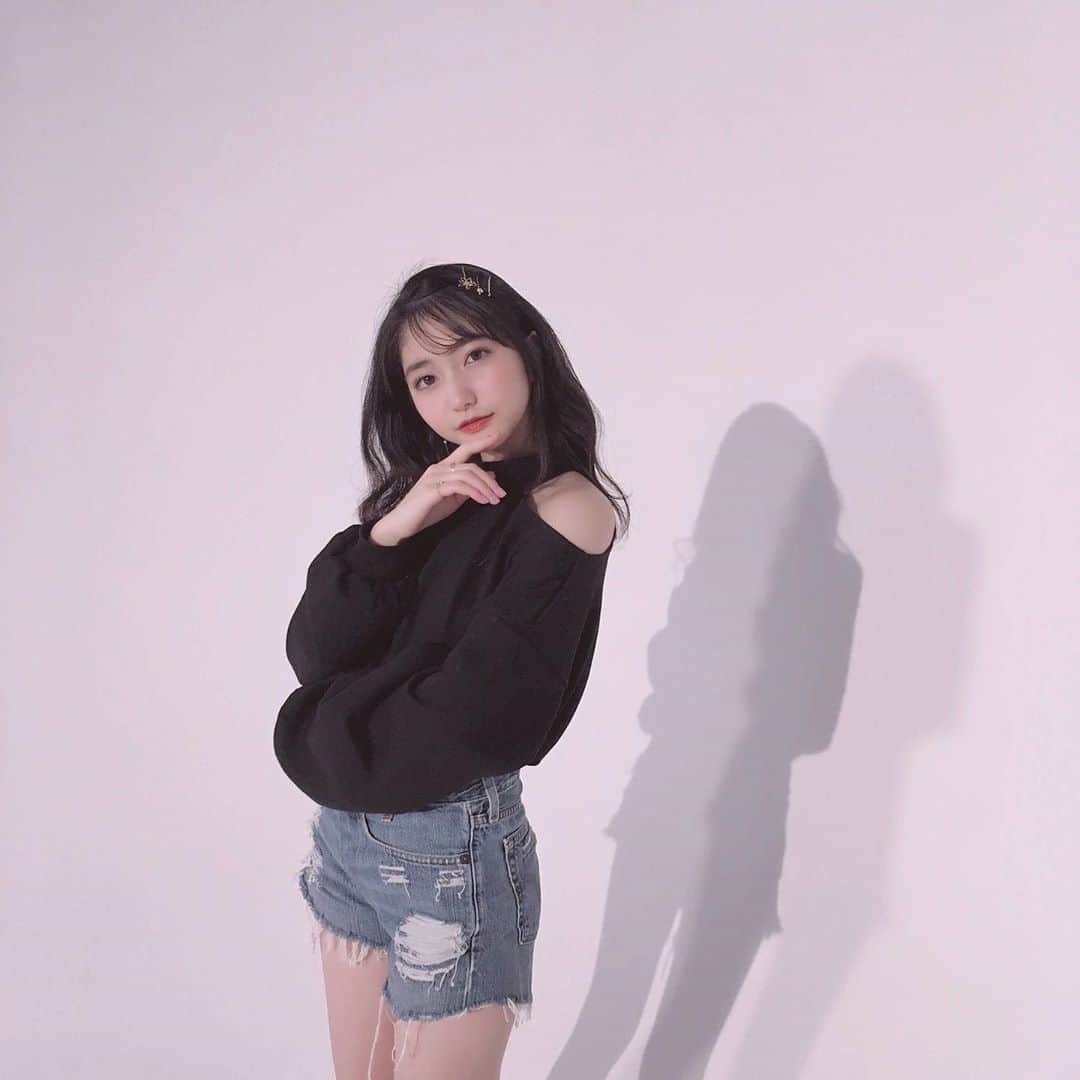 加藤咲希のインスタグラム：「日曜日の卒業式の生配信見ていただけましたでしょうか☺︎?? . 本当に卒モの皆さん綺麗で…あと私も半年と考えたら気が引き締まりました。 . . 卒モの皆さん！改めて本当に卒業おめでとうございます！ かっこよかったし可愛かったしすごい綺麗でした！ いつか皆さんみたいになれるように頑張ります💪🏻💪🏻 . . . . 写真はOPのオフショ~📷 . . . . . . . . #nicola #ニコラ #モデル #ニコモ #ニコラモデル #加藤咲希 #かとぅ #かとっこ🐱🌸 #高校生 #高校生モデル #jk #jkモデル #レプロ #レプロエンタテインメント #過去ぴく #過去pic #黒髪 #ゴールドピン #ワンショルダー #ショーパン #かっこつけてる #卒業式 #生配信 #オフショ #オフショット」