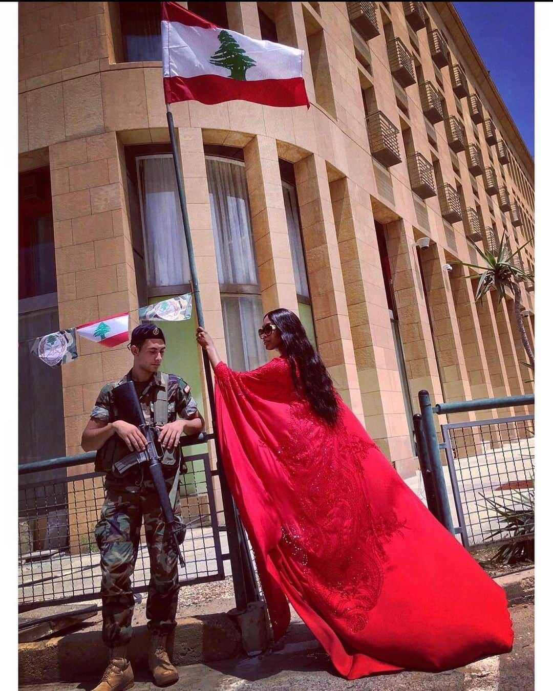 ナオミ・キャンベルさんのインスタグラム写真 - (ナオミ・キャンベルInstagram)「My thoughts, prayers and love go out to the people of Lebanon and their families 🇱🇧 💔🙏🏾#Beirut  #LinkInBio ( my memories of downtown of how I will remember it )」8月5日 9時08分 - naomi
