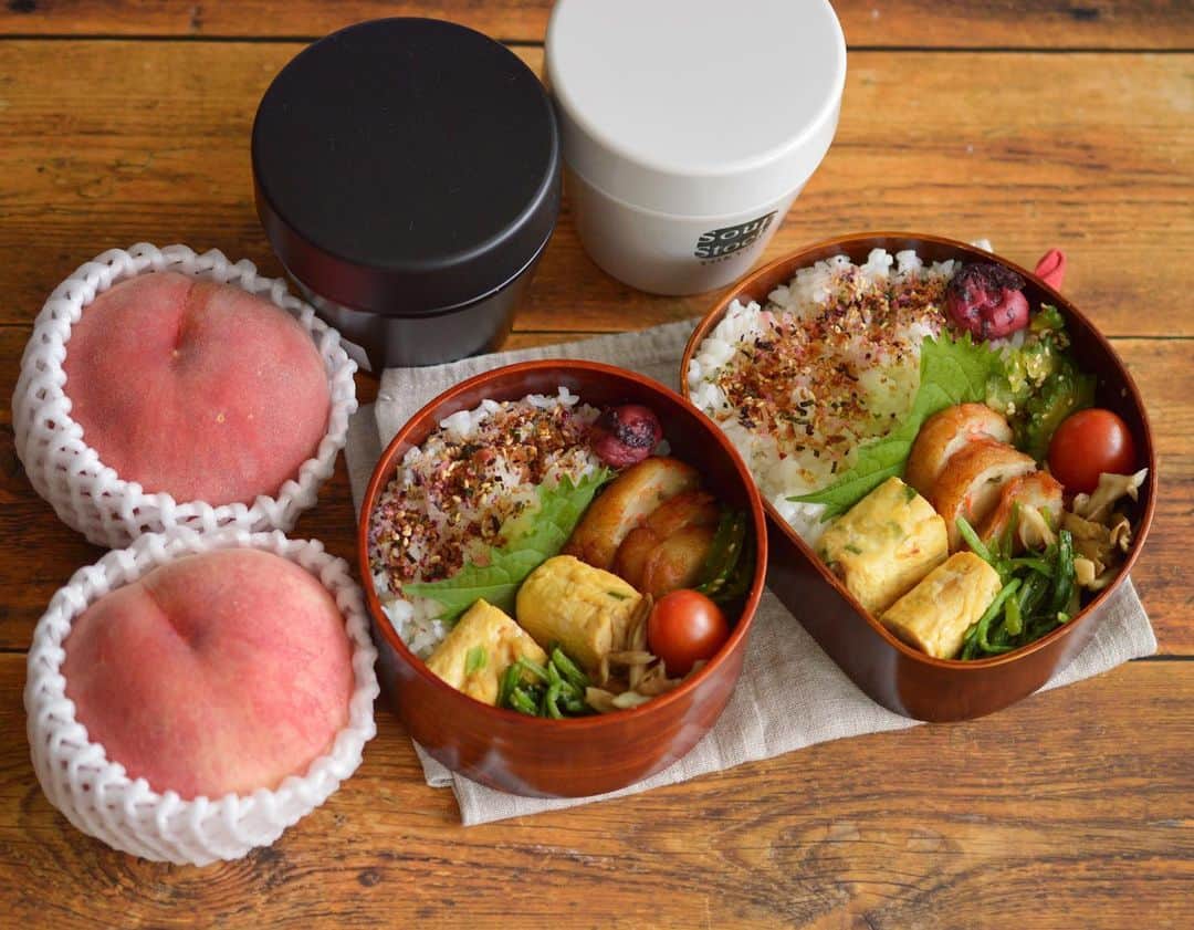 yukiyoのインスタグラム：「2020.8.5* ・ 今日のお弁当 ・ ふりかけ梅干しごはん ネギ入り玉子焼き 北茨城・松野屋のちぎり揚げ ほうれん草ごま和え ゴーヤにんにく醤油漬け 舞茸梅酢炒め 実家のミニトマト お湯を入れる味噌汁つき デザートに1人1桃 ・ ・ 3か月に一度歯科医院に通ってます。 歯周病や虫歯のチェックです。 ・ 今回は昨日行ってきたのですが 歯のぐらつき、出血ともにほぼゼロ 歯周ポケットの深さも浅く、締まってきた。 ・ 劇的に良くなってます。 ・ この3か月で何を変えたかと言うと 歯磨きをリステリンの紫の液体歯磨きにした事 歯ブラシをミソカにした事 ・ ・ 個人差あると思うけど 良いかもしれません。 ・ ・ ・ ・ 2枚目は夜のミニうどん だし蔵さんの"うどんのおだし"っていう パックを煮出すうどんスープをよく使ってます。 が、冷たいうどんの時は下記の様な感じ ・ ・ 200mlの水にパックを入れ火にかけ （通常具有りの時は400mlの水で煮出すタイプです） 煮たったら油抜きして刻んだ油揚げ、 細かく刻んだモロッコいんげんを入れ4,5分煮る。 ・ 火を止め粗熱をとるため少しおく。 ・ 食べる少し前にカップ1杯強の氷を入れる。 ・ 茹でて流水でしめたうどんにかけ、 お好みで刻んだ大葉、ごま、七味をかけて頂きます。 ・ ・ ミニうどんなので上記の量を2杯に分けてますよ。 ・ ・ 夏は冷たいうどん美味しいわ〜♡ ・  #だし蔵  #うどんのおだし #関西おだし #関西限定 #大阪限定 #無添加だし  ・ #お弁当 #obento #bento #lunch #lunchbox #onthetable #japanesefood #暮らし #曲げわっぱ #lin_stagrammer #ロカリ #おうちごはんLover #マカロニメイト #IGersJP」