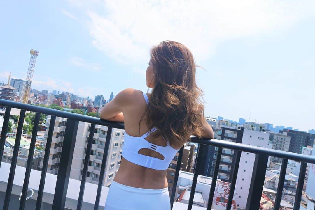 ANNA さんのインスタグラム写真 - (ANNA Instagram)「今日は @movingpeach のヨガウェア🧘‍♀️・ 今日もいい1日を🤍🤍🤍・ ・ ・   #ヨガウェア #ボディメイク #フィットネス #fitness #体質改善 #ダイエット #アスレジャー #Athleisure #yogawear #ピラティス #ヨガ #健康 #運動 #筋トレ女子 #abs #腹筋女子 #bodymake」8月5日 9時28分 - anna_flare