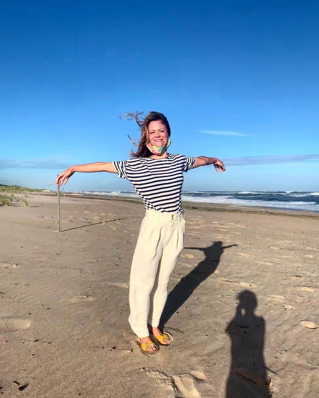 クレア・コフィーのインスタグラム：「may i recommend a 40mph sand facial?」