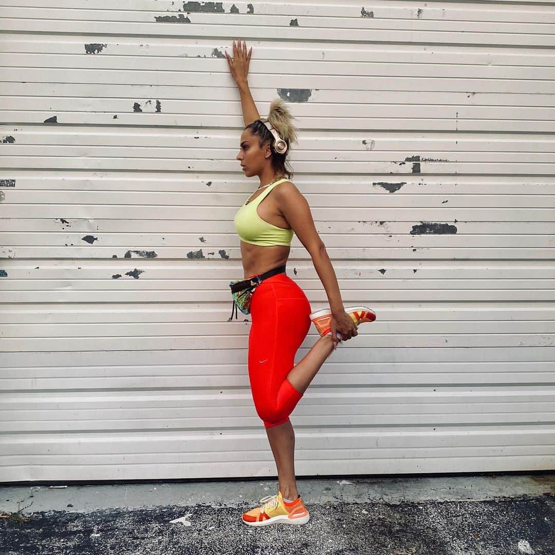ベロニカ・ベガのインスタグラム：「Rode my bike today for 18miles. I felt like my heart was going to explode. I was winded. My muscles were tingling and burning. I felt alive though. I felt my heartbeat in every part of my body, my lungs filling up with air, and my muscles being stimulated. I’m sorry I stopped working out and posting it. Mostly I’m sorry to myself for being lazy and not continuing my routine. I say this to say I’m back on my shit... and you can too! If y’all in Miami and wanna ride hit me. I’m w the shits #LOCKIN」