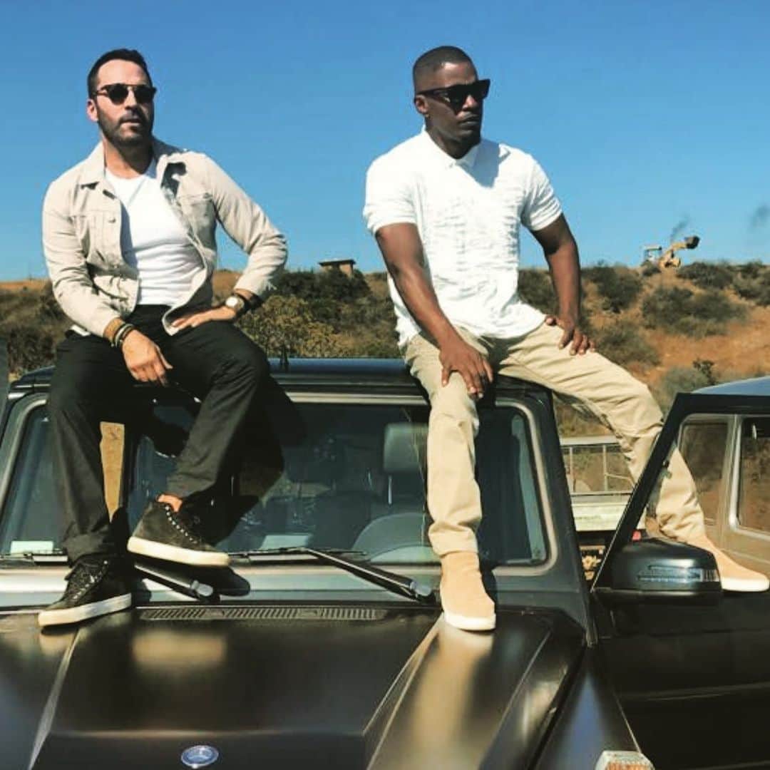 ジェレミー・ピヴェンのインスタグラム：「Remember when we could pose randomly on cars dangerously close to each other with naked faces ?」