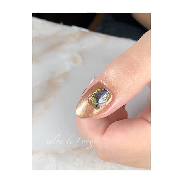 salon de Langeのインスタグラム：「☻* 久しぶりにのせたら﻿ 可愛すぎた♡﻿ ﻿ おやゆびにちょこん♪﻿ ﻿ ﻿ ﻿ _______________________ ﻿ ﻿ ✽.。salon de Lange * .✽﻿ （ ｻﾛﾝﾄﾞﾗﾝｼﾞｪ ）﻿ ﻿ ﻿ ⇩ｽﾀｯﾌ ｲﾝｽﾀｸﾞﾗﾑ⇩﻿ @lange_staff ﻿ ﻿ ﻿ ◼︎ご予約は﻿ ①📲090-7044-7721﻿ ②salondelange2019@gmail.com﻿ （staff ｲﾝｽﾀのﾄｯﾌﾟﾍﾟｰｼﾞから📩）﻿ ③ﾈｲﾙﾌﾞｯｸ ｱﾌﾟﾘから💅﻿ ﻿ ﻿ 名古屋市中村区名駅3丁目23-6 ﻿ 第二千福ビル3階 🚃名古屋駅から徒歩7分﻿ ﻿ ﻿ ﻿ ﻿ #minakoyama ﻿ #salondelange ﻿ #サロンドランジェ﻿ #みーみ﻿ #児山未奈﻿ #bijounails﻿ #ビジューネイル﻿ #nails﻿ #nailstagram ﻿ #名古屋ネイルサロン ﻿ #名駅ネイルサロン ﻿ #オフィスネイル﻿ #ジェルネイル﻿ #naildesign﻿ #大人ネイル﻿ #名古屋ネイル﻿ ﻿ ﻿」